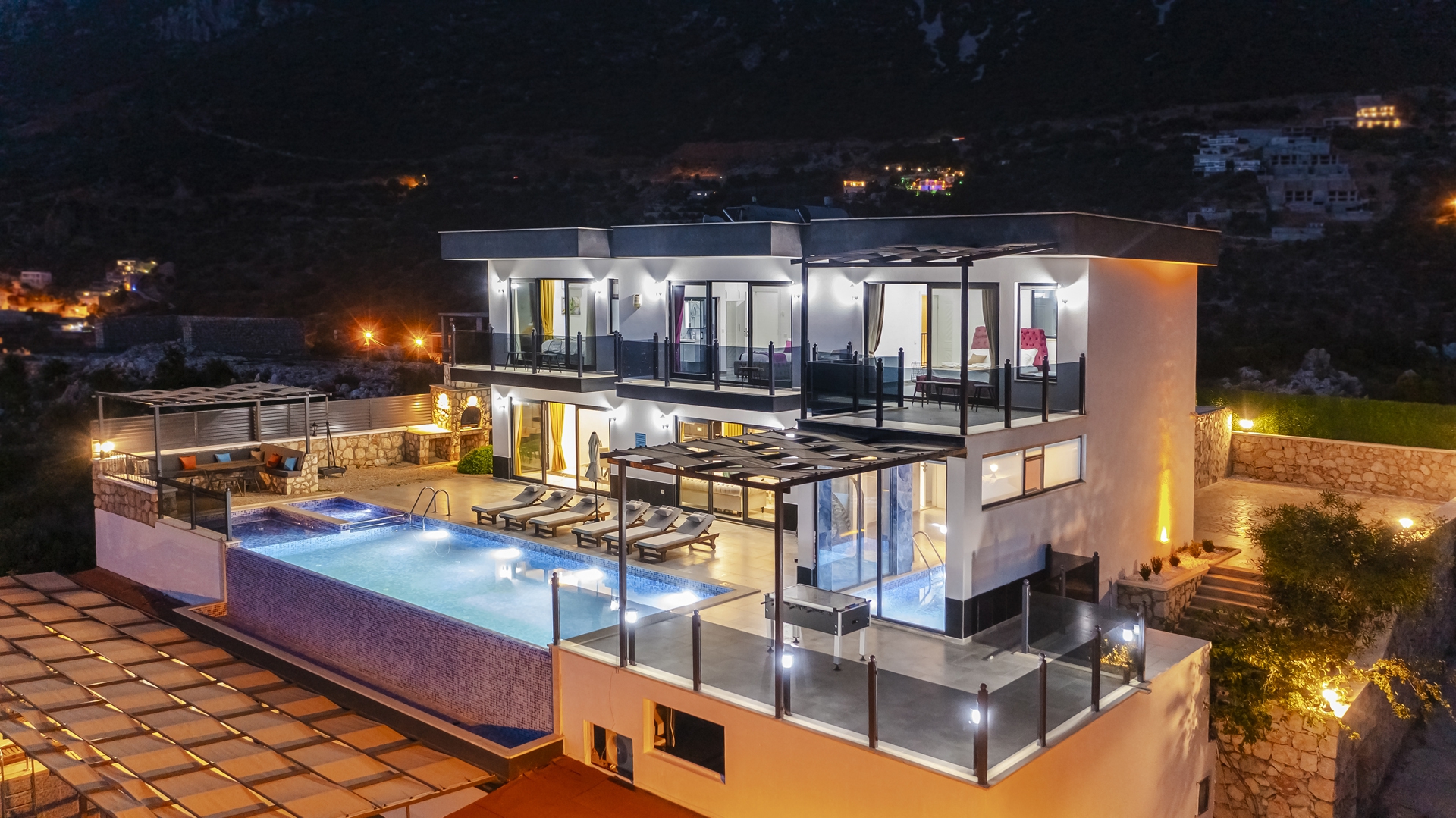 Kalabalık Aileler İçin Geniş ve Konforlu Villa Kiralama