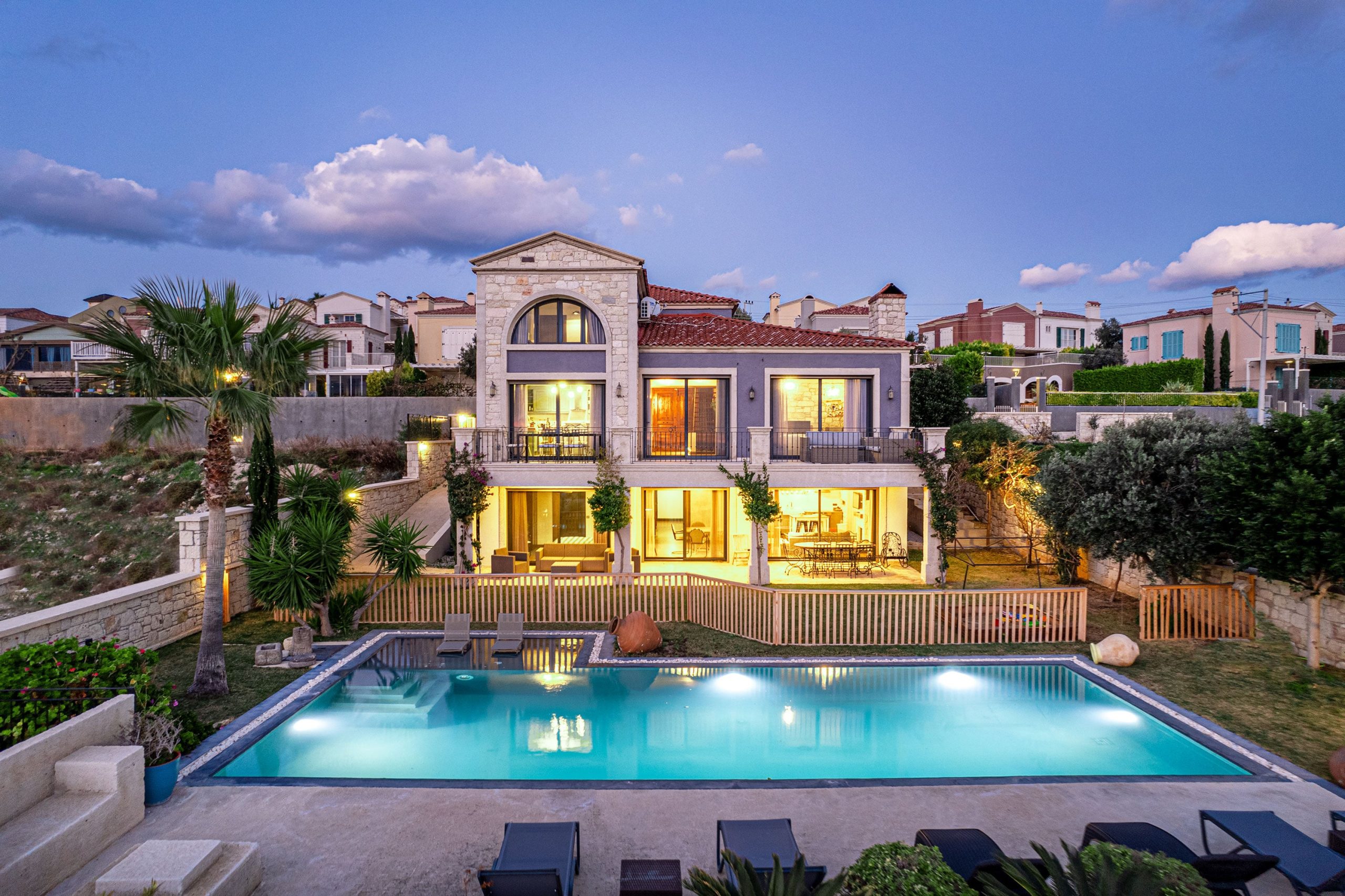 Çemede Kiralk Villalar: Egenin ncisinde Lüks ve Huzurlu Tatilin Adresi